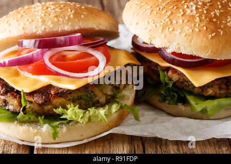 Leckere veggie Burger mit Pilz Patty, frischem Salat, Zwiebeln, Tomaten und Cheddar Käse close-up auf dem Tisch. Horizontale Stockfoto