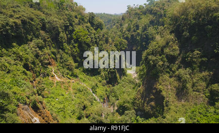 Luftaufnahme Wasserfall Chupan sewu in Java, Indonesien. Wasserfall in den tropischen Wald von drone Tumpak Sewu Stockfoto