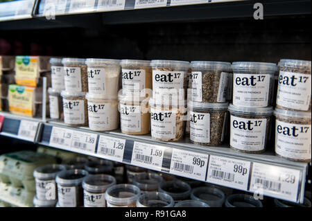 Kräuter, die auf Regalen in einem Lebensmittel Shop, Essen 17 in Hammersmith, London Stockfoto