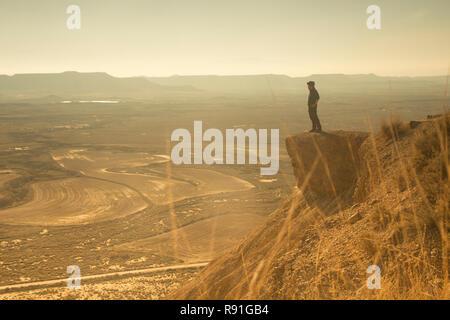Hombre Mirando El Atardecer en Bardenas Reales, Navarra Stockfoto