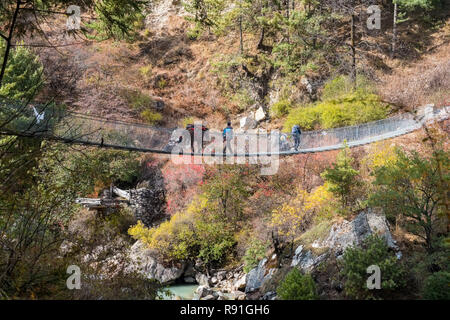 Brücke im Flusstal des Budhi Gandaki, die auf den ersten Abschnitt der Manaslu Circuit Trek in Nepal Himalaya befolgt wird Stockfoto