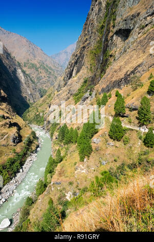 Das Flusstal des Budhi Gandaki ist auf den ersten Abschnitt der Manaslu Circuit Trek in Nepal Himalaya gefolgt Stockfoto