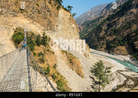 Das Flusstal des Budhi Gandaki ist auf den ersten Abschnitt der Manaslu Circuit Trek in Nepal Himalaya gefolgt Stockfoto