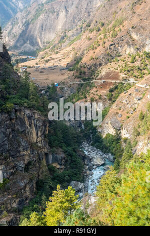 Das Flusstal des Budhi Gandaki ist auf den ersten Abschnitt der Manaslu Circuit Trek in Nepal Himalaya gefolgt Stockfoto