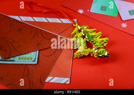 Roten Umschlag mit Dollar zum Chinesischen Neuen Jahr Bonus in roten Hintergrund, Happy Chinese New Year Konzept Stockfoto