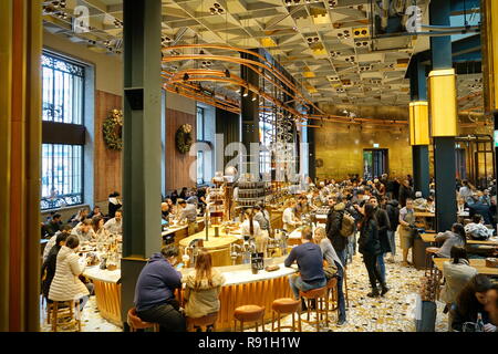 Mailand, Italien - Dezember 2018: Die Starbucks finden Rösterei und Verkostung Zimmer in Mailand Stockfoto