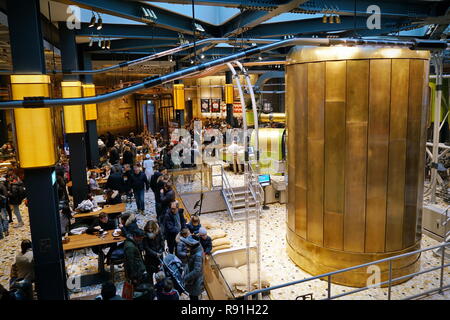 Mailand, Italien - Dezember 2018: Die Starbucks finden Rösterei und Verkostung Zimmer in Mailand Stockfoto