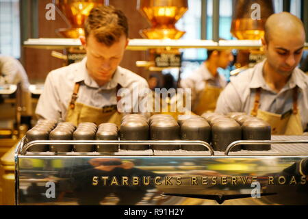 Mailand, Italien - Dezember 2018: Die Starbucks finden Rösterei und Verkostung Zimmer in Mailand Stockfoto