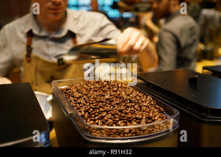 Mailand, Italien - Dezember 2018: Die Starbucks finden Rösterei und Verkostung Zimmer in Mailand Stockfoto