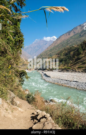 Das Flusstal des Budhi Gandaki ist auf den ersten Abschnitt der Manaslu Circuit Trek in Nepal Himalaya gefolgt Stockfoto