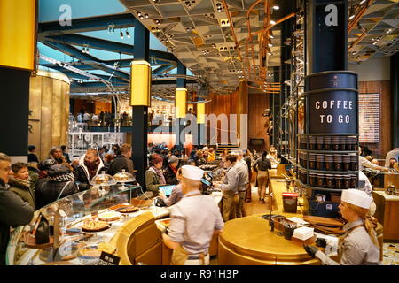 Mailand, Italien - Dezember 2018: Die Starbucks finden Rösterei und Verkostung Zimmer in Mailand Stockfoto