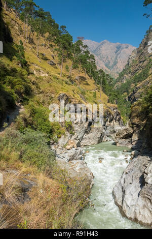 Das Flusstal des Budhi Gandaki ist auf den ersten Abschnitt der Manaslu Circuit Trek in Nepal Himalaya gefolgt Stockfoto