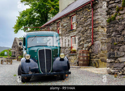 Oldtimer Auto vor Molly Gallivan ist eine traditionelle irische Farm House in Releigh, Irland Stockfoto