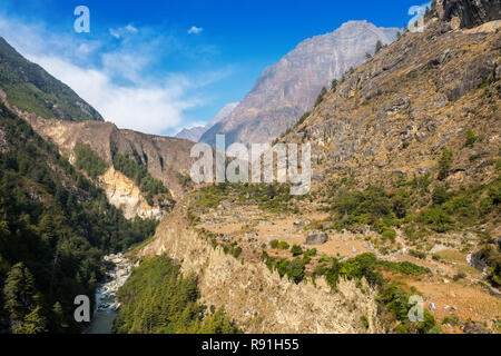 Das Flusstal des Budhi Gandaki ist auf den ersten Abschnitt der Manaslu Circuit Trek in Nepal Himalaya gefolgt Stockfoto