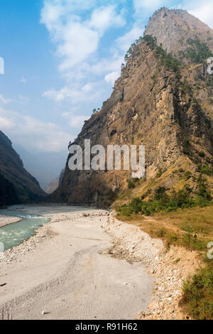 Das Flusstal des Budhi Gandaki ist auf den ersten Abschnitt der Manaslu Circuit Trek in Nepal Himalaya gefolgt Stockfoto