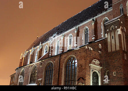 Teil der Kirche Unserer Lieben Frau in den Himmel, auch Marienkirche genannt, in der Nacht in Krakau, Polen Stockfoto
