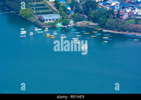 Fewa See Blick von Oben nach Unten Blick auf fewalake und Boote Pokhara Nepal Stockfoto