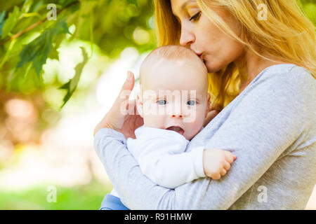 Close up Portrait von Mutter küssen ihr baby baby Stockfoto