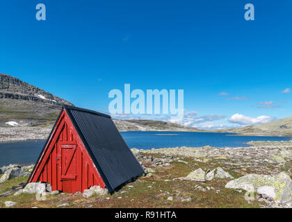 Remote Hütte von der Seite der großen Höhe Fylkesvei Aurlandsfjellet road (243) zwischen Aurland und Laerdalsøyri, Sogn og Fjordane, Norwegen Stockfoto