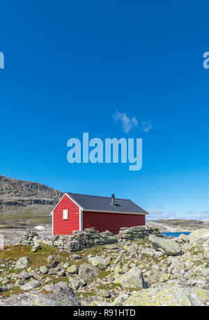 Remote Hütte von der Seite der großen Höhe Fylkesvei Aurlandsfjellet road (243) zwischen Aurland und Laerdalsøyri, Sogn og Fjordane, Norwegen Stockfoto