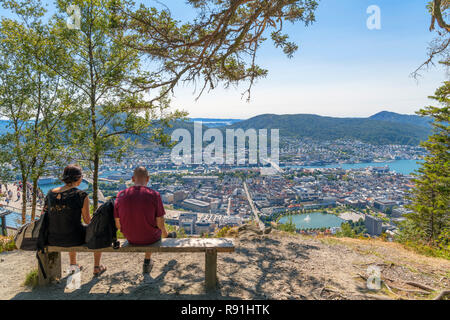 Ehepaar mit Blick auf den Blick über die Stadt von den Hängen des Mount Fløyen, Bergen, Norwegen Stockfoto