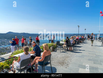 Touristen auf der Café-Terrasse am Aussichtspunkt Fløyfjellet auf dem Gipfel des Berges Fløyen, Bergen, Norwegen Stockfoto