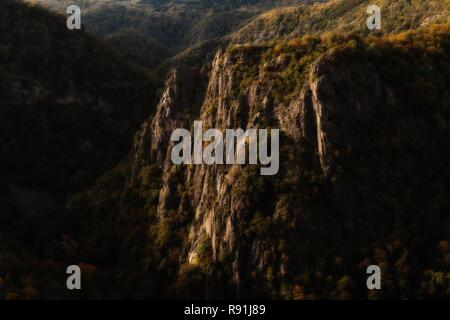 Geheimnisvolle Berg mit riesigen Felswand in einem Wald Wildnis im Bodetal Canyon. Stockfoto
