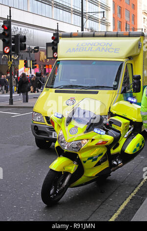 LONDON, GROSSBRITANNIEN - 28 Dezember: Krankenwagen responder in London am 28. Dezember 2009. Krankenwagen Motorrad- und Not van an Street in London, Stockfoto