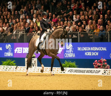 Großbritanniens Lara Butler reiten Rubin Al Asad konkurriert in der FEI Weltcup Dressur Grand Prix Kür bei Tag zwei der London International Horse Show in London Olympia. Stockfoto