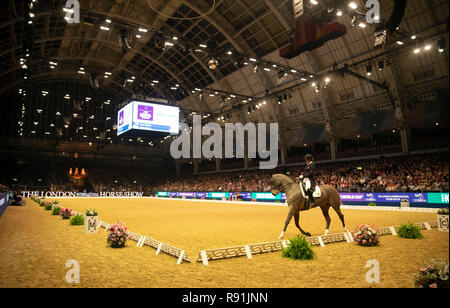 Großbritanniens Lara Butler reiten Rubin Al Asad konkurriert in der FEI Weltcup Dressur Grand Prix Kür bei Tag zwei der London International Horse Show in London Olympia. Stockfoto