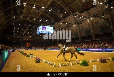 Großbritanniens Lara Butler reiten Rubin Al Asad konkurriert in der FEI Weltcup Dressur Grand Prix Kür bei Tag zwei der London International Horse Show in London Olympia. Stockfoto