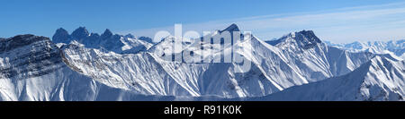 Panorama der schneebedeckten Bergen und blauem Himmel in der Sonne Winter Tag. Kaukasus, Georgien, Region Gudauri. Stockfoto