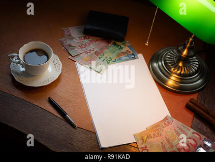 Neuseeland Dollar, auf einer stilvollen Schreibtisch Leuchten mit einem Banking Lampe Stockfoto