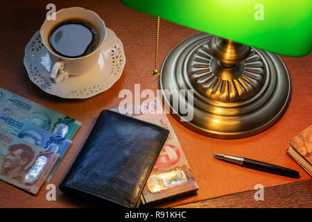 Neuseeland Dollar, auf einer stilvollen Schreibtisch Leuchten mit einem Banking Lampe Stockfoto