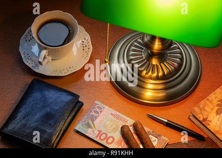 Neuseeland Dollar, auf einer stilvollen Schreibtisch Leuchten mit einem Banking Lampe Stockfoto