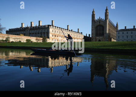 Ein punt Chauffeur macht sich auf den Weg entlang des Flusses Cam in Cambridge. Stockfoto