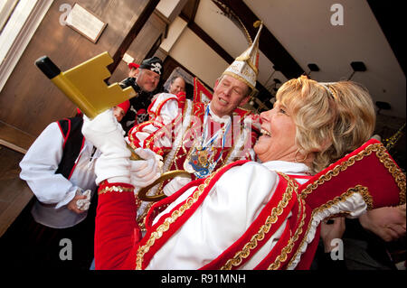 15.02.2010, Marne, Schleswig-Holstein, Deutschland - Rosenmontag mit Erstuermung der Rathauskasse in Marne. 0 RX 100215 D 111 CAROEX.JPG [MODEL RELEASE: NEIN, PR Stockfoto