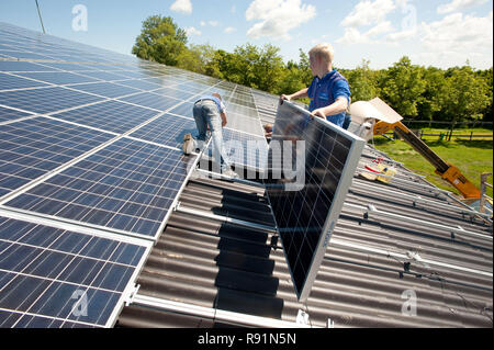 21.06.2010, Fehmarn, Schleswig-Holstein, Deutschland-Auf einem Dach werdener Solaranlagen montiert. 0 RX 100621 D 252 CAROEX.JPG [MODEL RELEASE: NEIN PROPERTY R Stockfoto