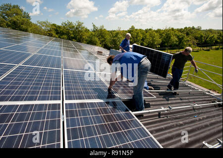 21.06.2010, Fehmarn, Schleswig-Holstein, Deutschland-Auf einem Dach werdener Solaranlagen montiert. 0 RX 100621 D 253 CAROEX.JPG [MODEL RELEASE: NEIN PROPERTY R Stockfoto