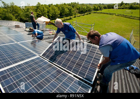 21.06.2010, Fehmarn, Schleswig-Holstein, Deutschland-Auf einem Dach werdener Solaranlagen montiert. 0 RX 100621 D 254 CAROEX.JPG [MODEL RELEASE: NEIN PROPERTY R Stockfoto