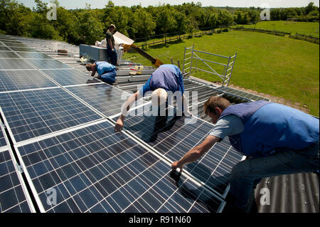 21.06.2010, Fehmarn, Schleswig-Holstein, Deutschland-Auf einem Dach werdener Solaranlagen montiert. 0 RX 100621 D 255 CAROEX.JPG [MODEL RELEASE: NEIN PROPERTY R Stockfoto