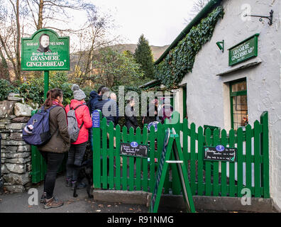 Kunden Schlange vor der berühmten Sarah Nelson's Original gefeiert Grasmere Lebkuchen shop in Grasmere, Lake District, Cumbira, Großbritannien Stockfoto