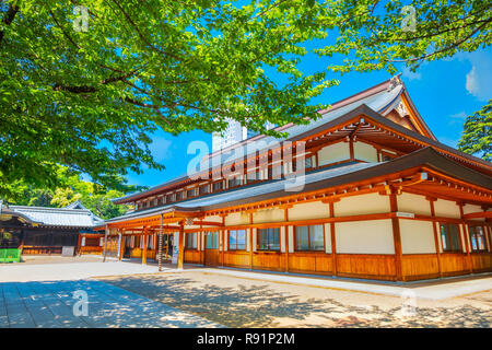 Tokyo, Japan - 28. April 2018: Yasukuni Schrein ist ein Shintō-Schrein in Tokio gegründet, die von Kaiser Meiji und erinnert an Wer im Dienst gestorben Stockfoto