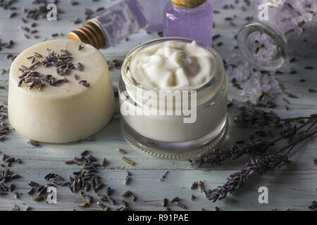 Selbstgemachte Gesichtscreme, Seife, Tonic und Lavendel Badesalz, auf hellem Holz Hintergrund Stockfoto