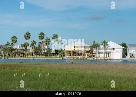 Wohnhäuser, die in ehrwürdige Feuchtgebiete an der oberen Golfküste eindringen. Aransas National Wildlife Refuge, Texas, USA. Stockfoto