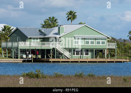 Wohnhäuser der vordringenden Feuchtgebiete im Küstenbereich. Aransas National Wildlife Refuge, Texas, USA. Stockfoto