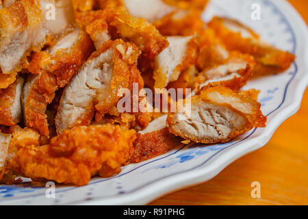Frittierte knuspriger Schweinebauch zu Hause. Stockfoto