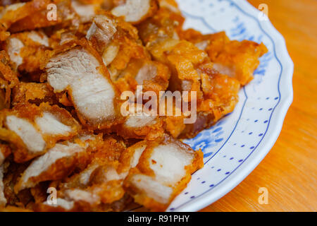 Frittierte knuspriger Schweinebauch zu Hause. Stockfoto