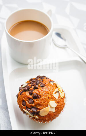 Pausenzeit Konzept mit Bananen Kuchen und Kaffee. Stockfoto