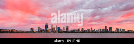 Perth Skyline der Stadt und den Swan River bei Sonnenaufgang. Perth, Western Australia Stockfoto